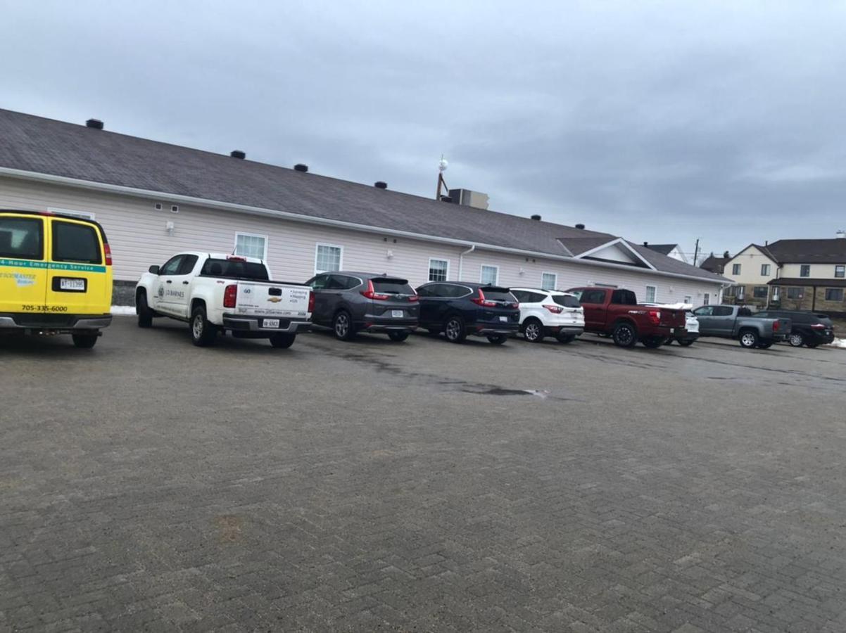 Iroquois Falls Auberge Macdonald Guest Inn מראה חיצוני תמונה