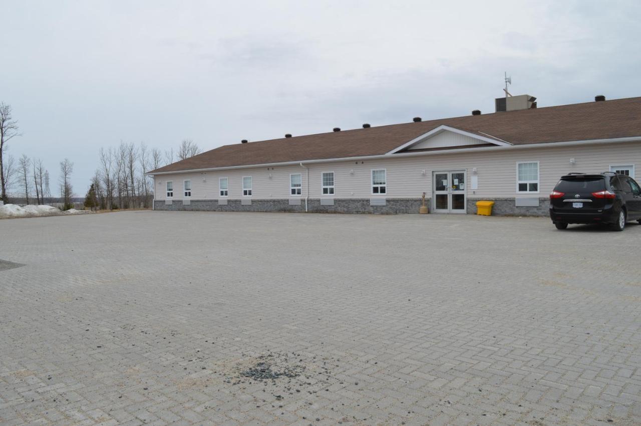 Iroquois Falls Auberge Macdonald Guest Inn מראה חיצוני תמונה