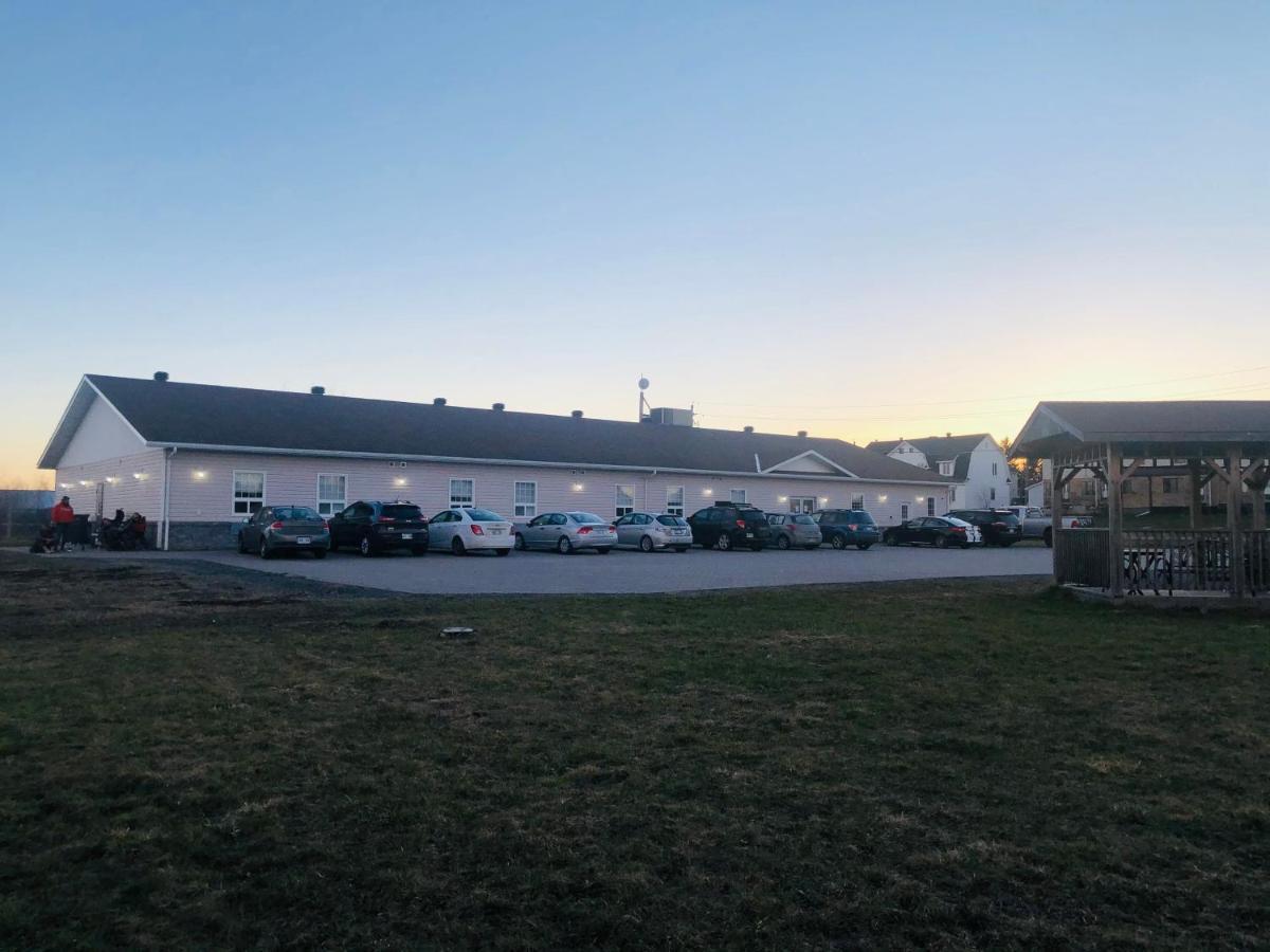Iroquois Falls Auberge Macdonald Guest Inn מראה חיצוני תמונה